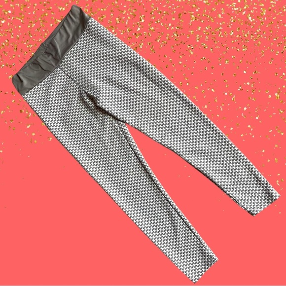 Stylish Gray Patterned Women’s Leggings - Picture 2 of 7